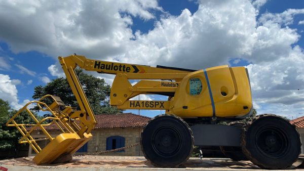 Plataforma Elevatória Articulada Diesel Haulotte HA16 SPX - Usada